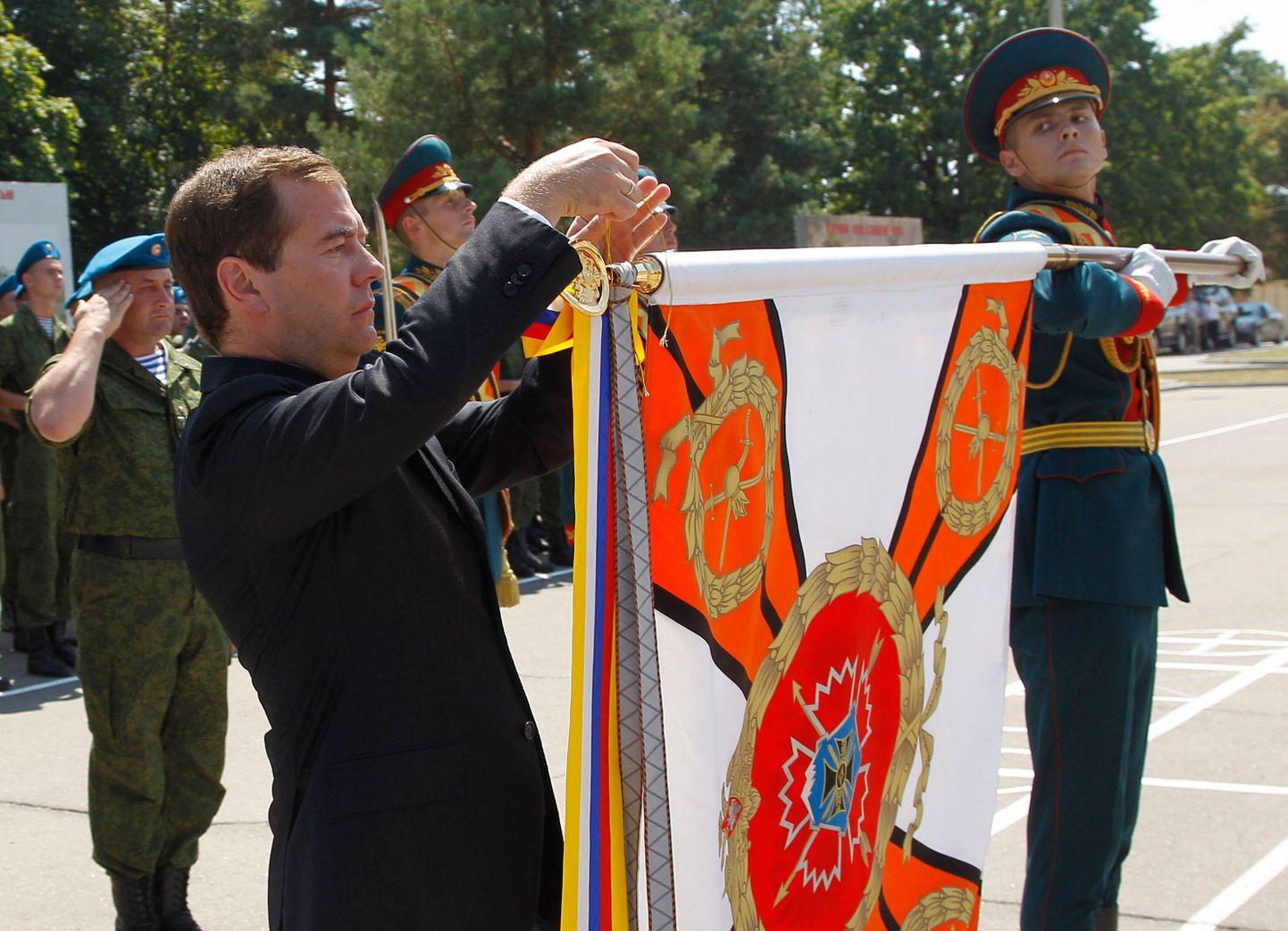 Dmitri Medvedev kinnitab Žukovi ordenit kaitseministeeriumi 10. eriüksuse lipule.