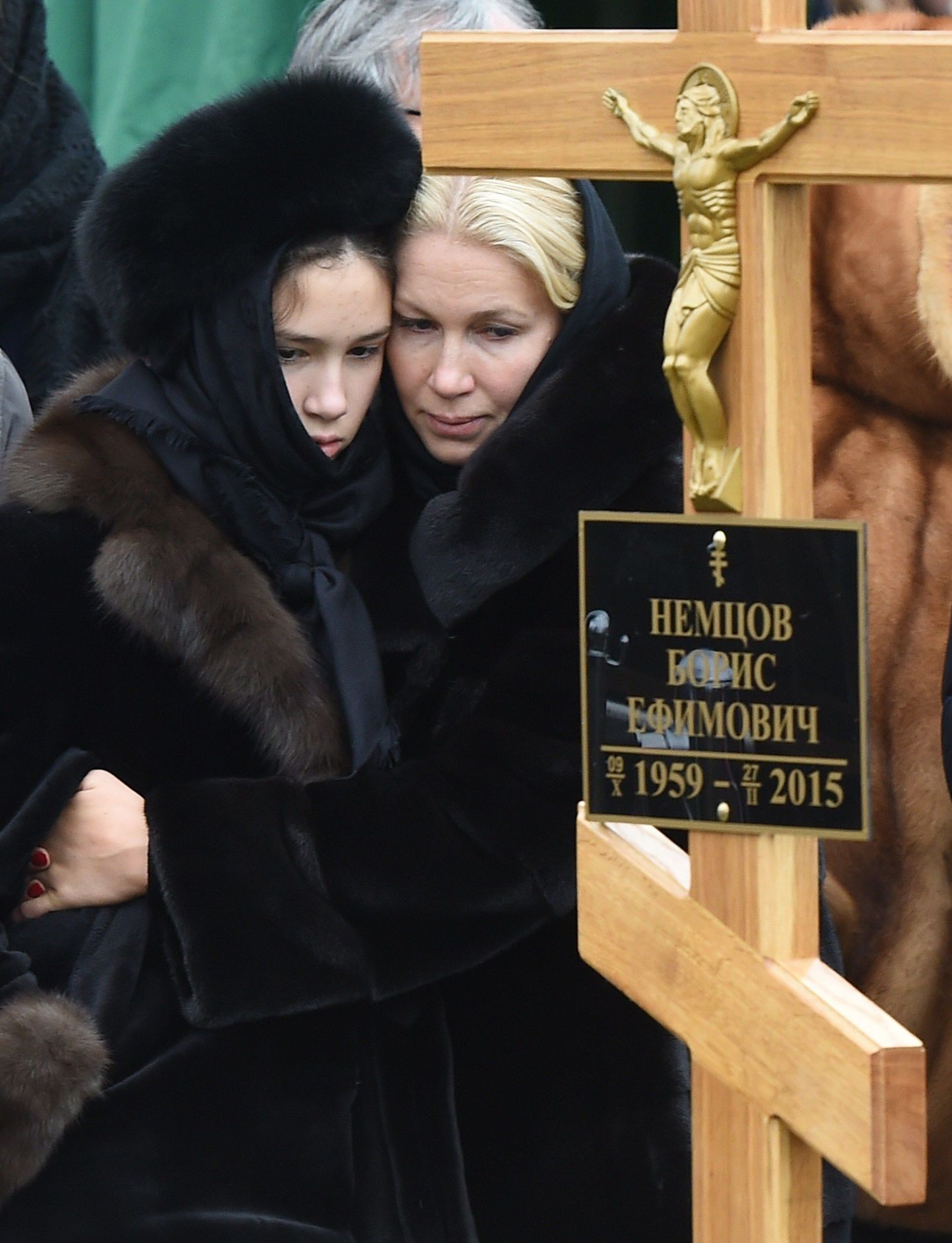 Boriss Nemtsovi tütar Dina Nemtsova koos oma ema Jekaterina Odintsovaga Trojekurovskoje kalmistul.