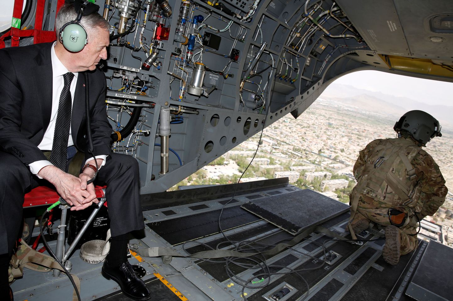 USA kaitseminister Jim Mattis kopteriga Kabuli kohal.