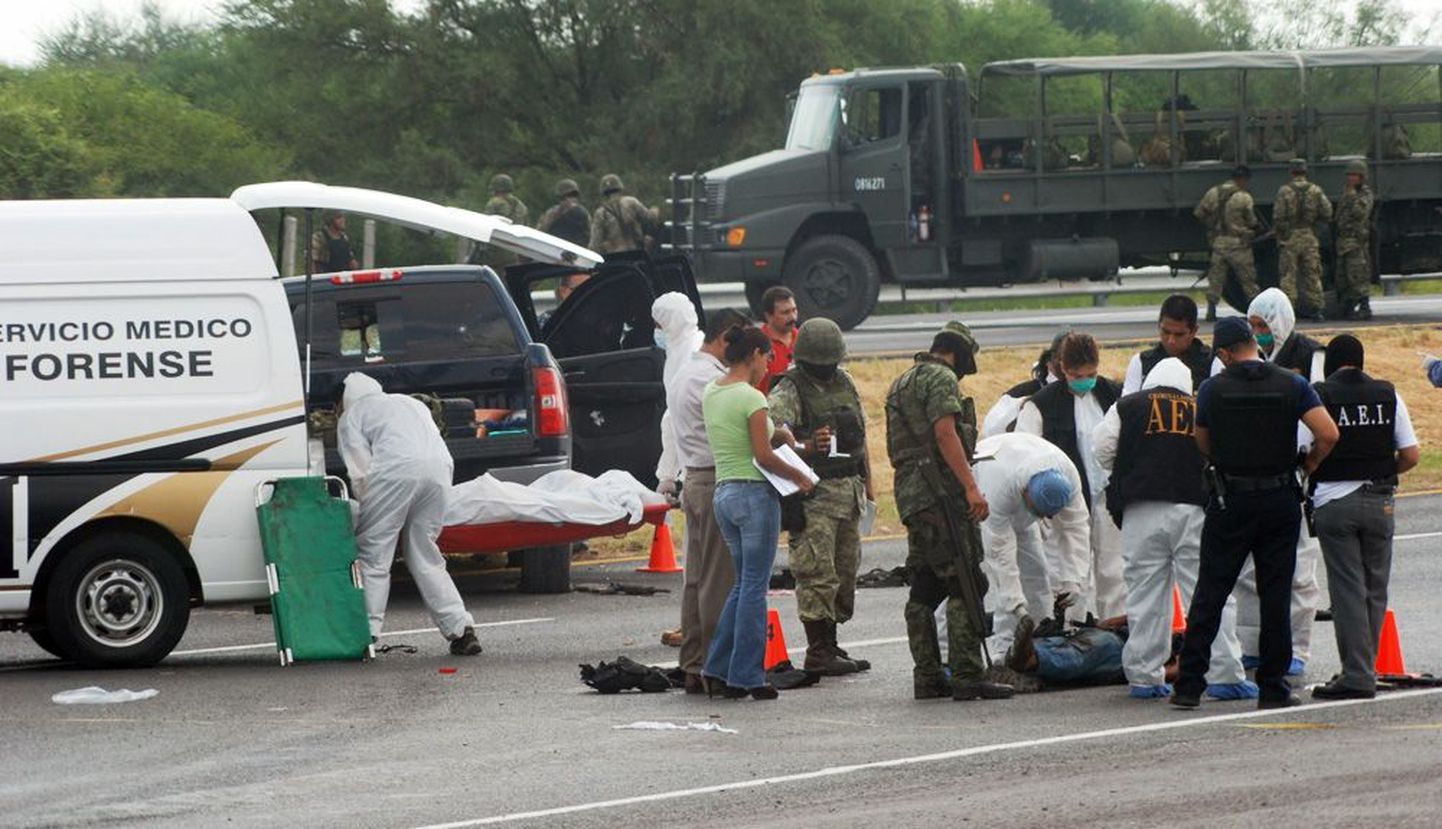 Mehhiko kohtueksperdid ja sõjaväelased narkosõja järjekordsete ohvrite juures.