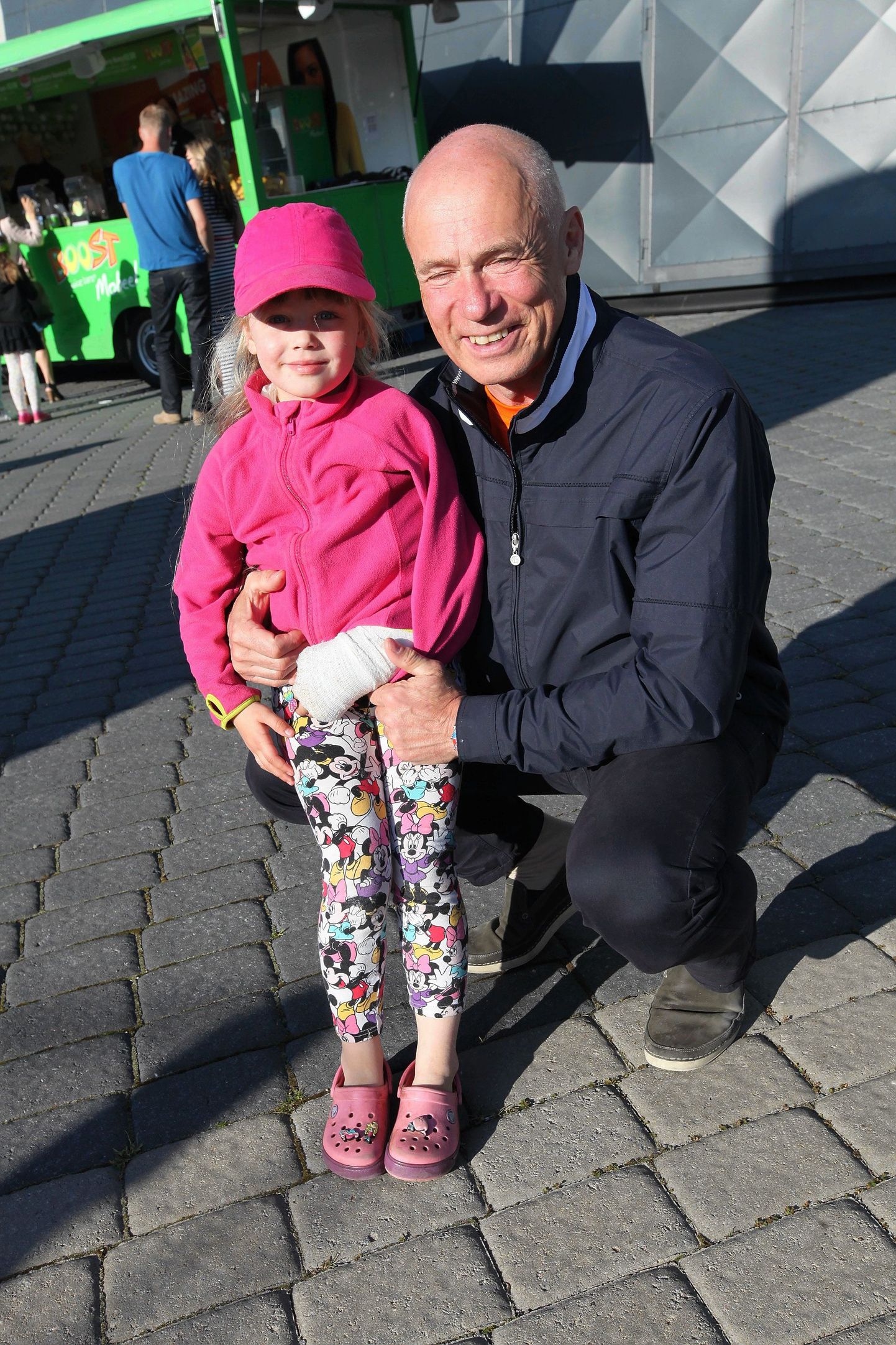 Kalev Vapper oma lapsega, kellel oli käsi kipsis, Tallinna Merepäevadel 2015 Lennusadamas