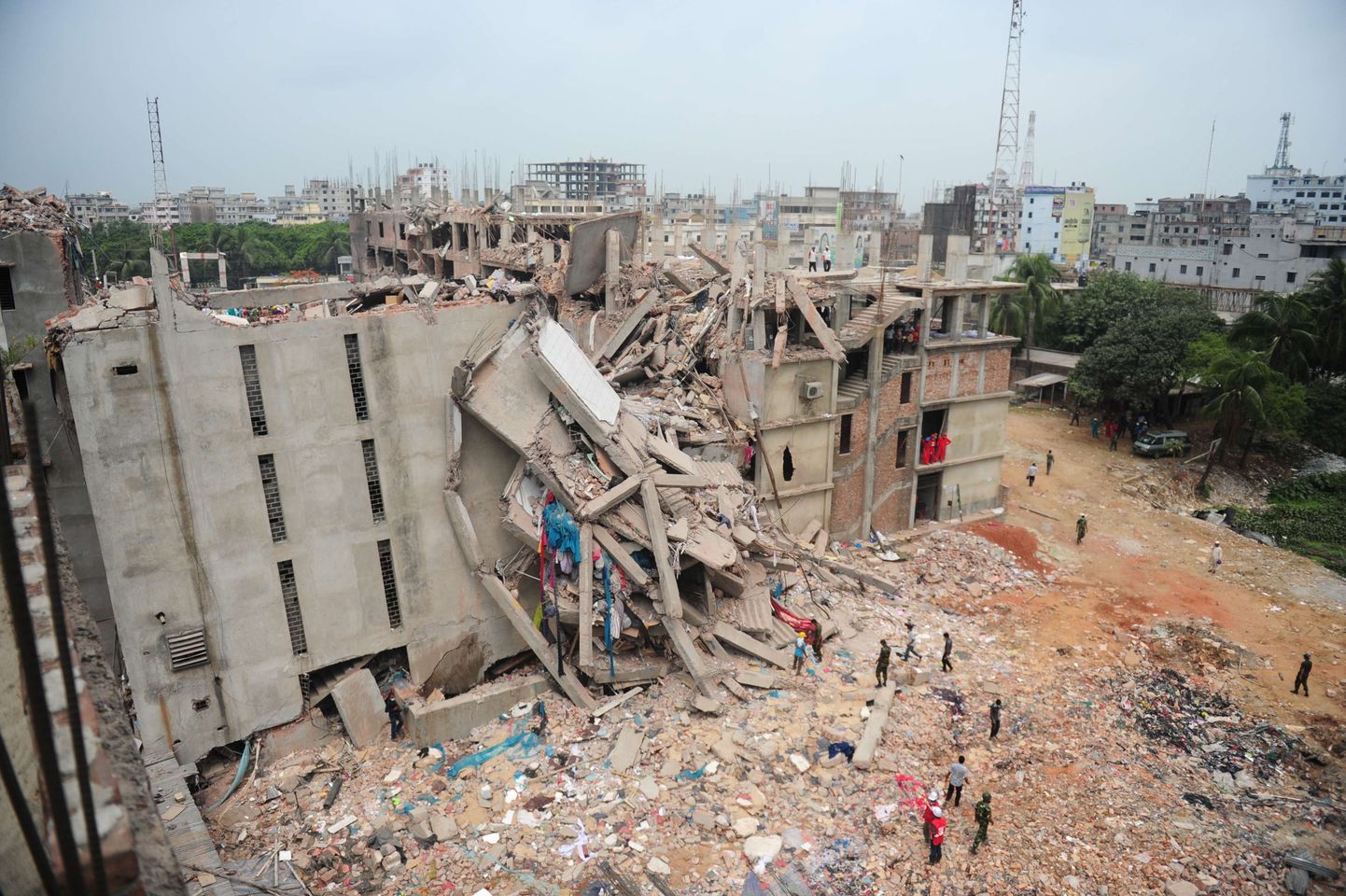 Bangladeshi vabatahtlikud ja päästetöötajad otsivad rusudest võimalikke elujäänuid.