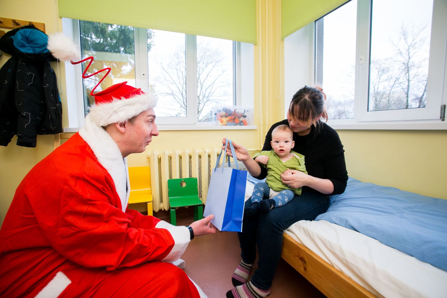MTÜ Naerta Ometi  projekt "Jõulud haiglas 2014". Jõuluvana Gert Karu jagas jõulukingitusi Järvamaa haigla lasteosakonnas. Pildil Sten (5k) koos ema Monikaga.