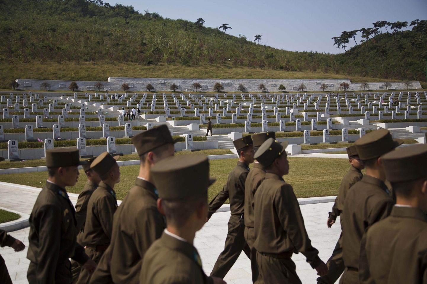 Põhja-Korea sõdurid mööduvad kaasmaalastest sõjaveteranide haudadest.
