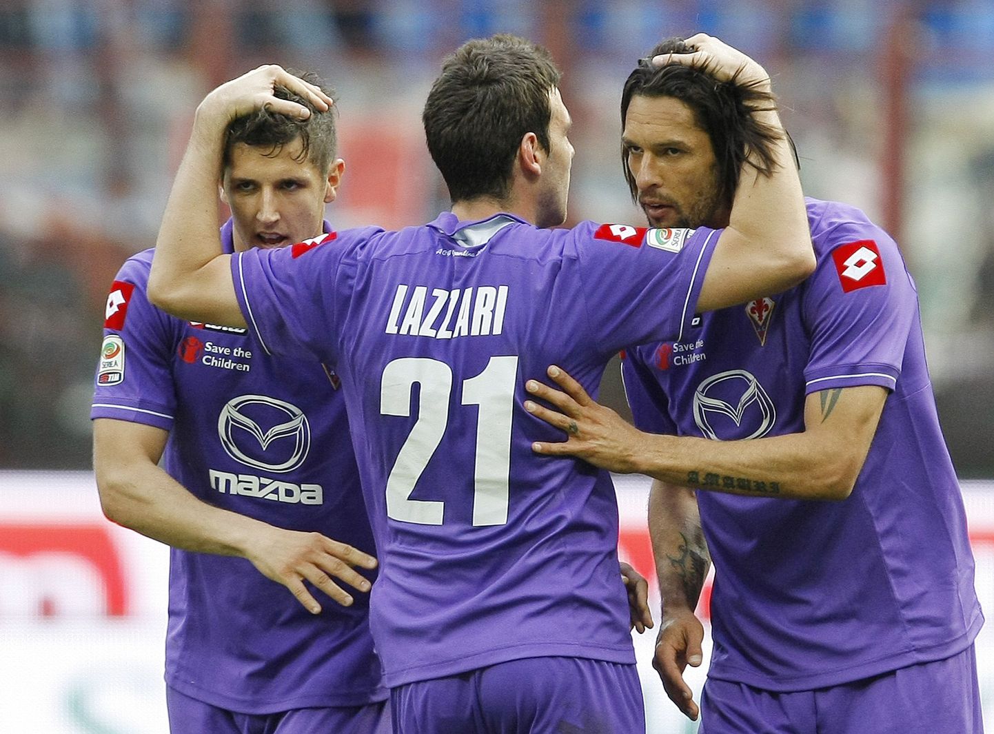 Fiorentina mängijad Andrea Lazzari (keskel), Stevan Jovetic (vasakul) ja Amauri tähistavad võitu AC Milani üle.