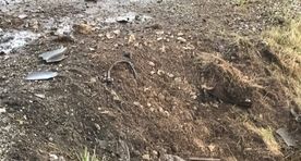 Фото и видео читателя: машина проехала по обочине дороги и оказалась в кювете