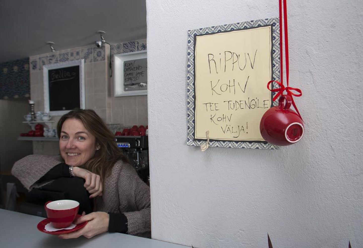 Merit Berzini kinnitusel märgib leti kõrval seinal saada olevate rippuvate kohvide arvu kohvitassikese kleeps.