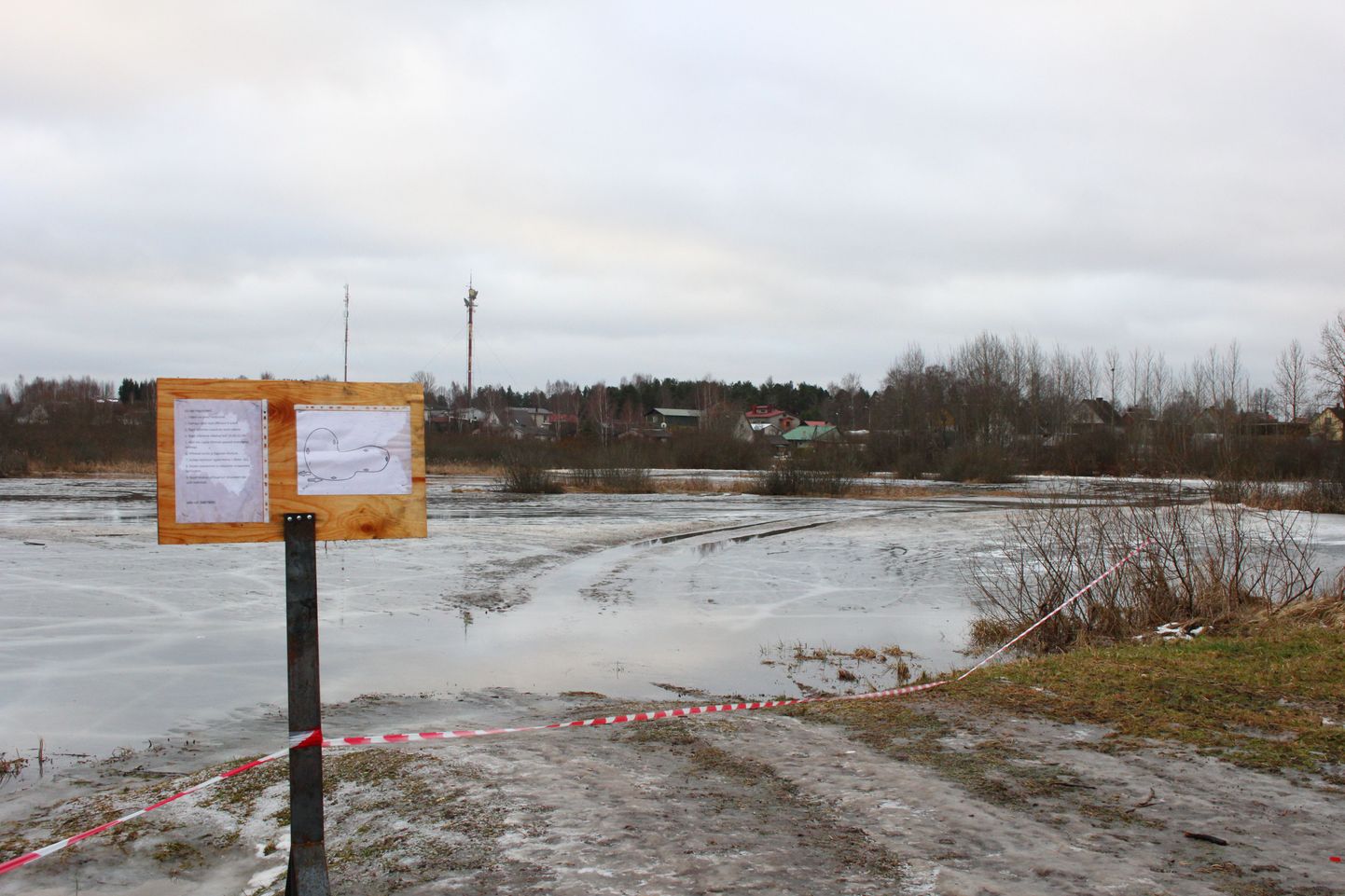 Eile oli Valgas Saviaugu tänava tiigile loodud jäärada sõitjatele suletud. Rajareegleid tutvustavalt sildilt võis lugeda, et sulaga on jääleminek keelatud.