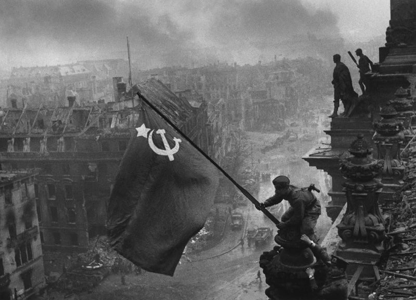 Pilt Saksa Riigipäevahoonele Nõukogude lippu heiskavatest sõduritest muutus kiiresti propagandasümboliks.