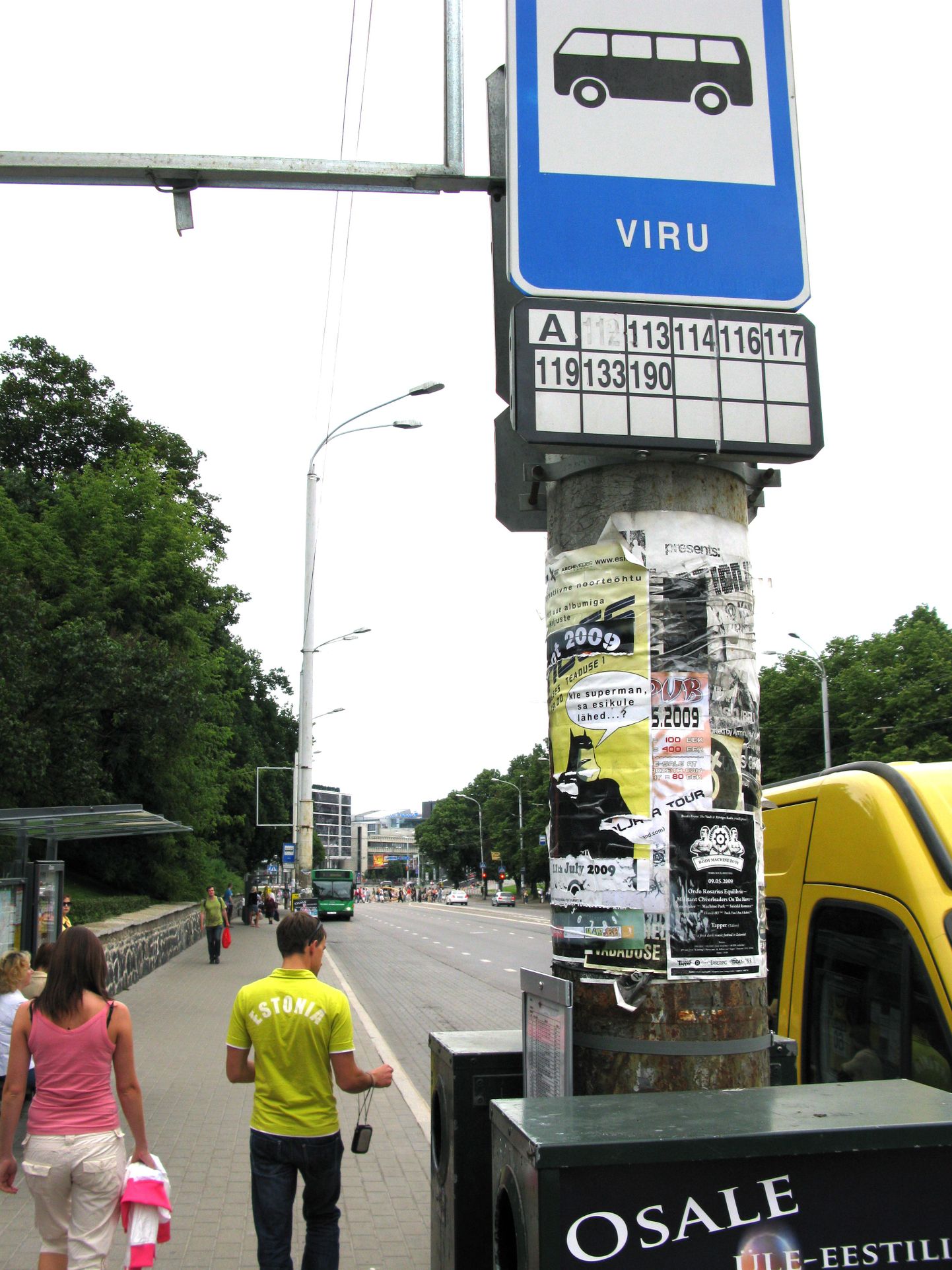 Viru väljakul on kahes kohas umbes 60 meetrise vahega märgitud bussiliini nr 190 Tallinn-Saue peatumiskoht.