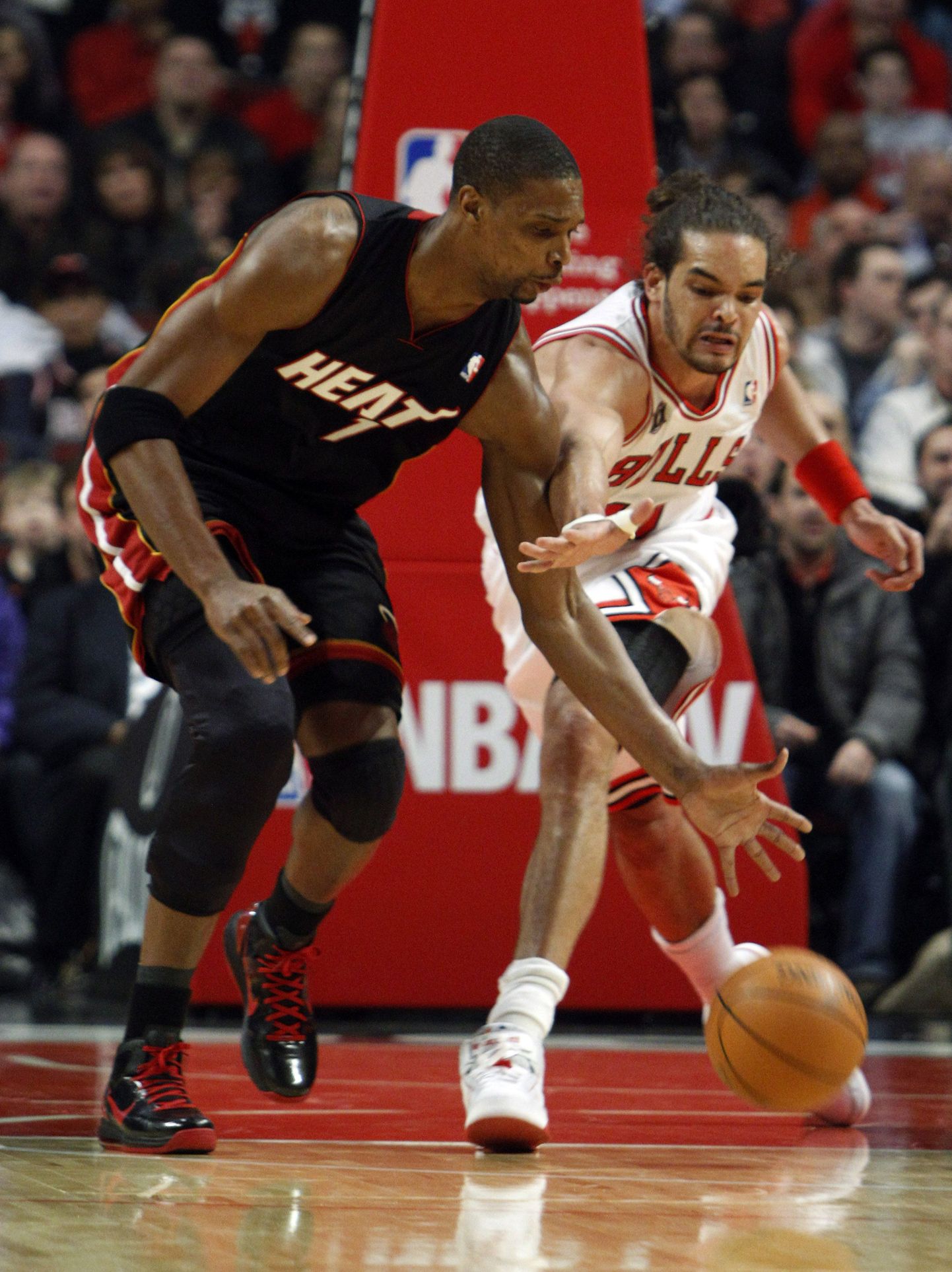 Chris Bosh (vasakul) heitlemas Chicago Bullsi mängija Joakim Noah'ga.