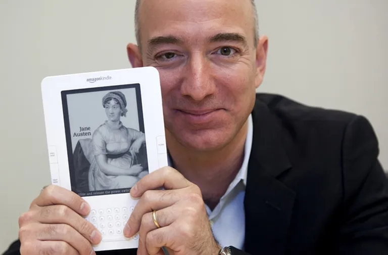 Džefs Bezoss un Amazon Kindle