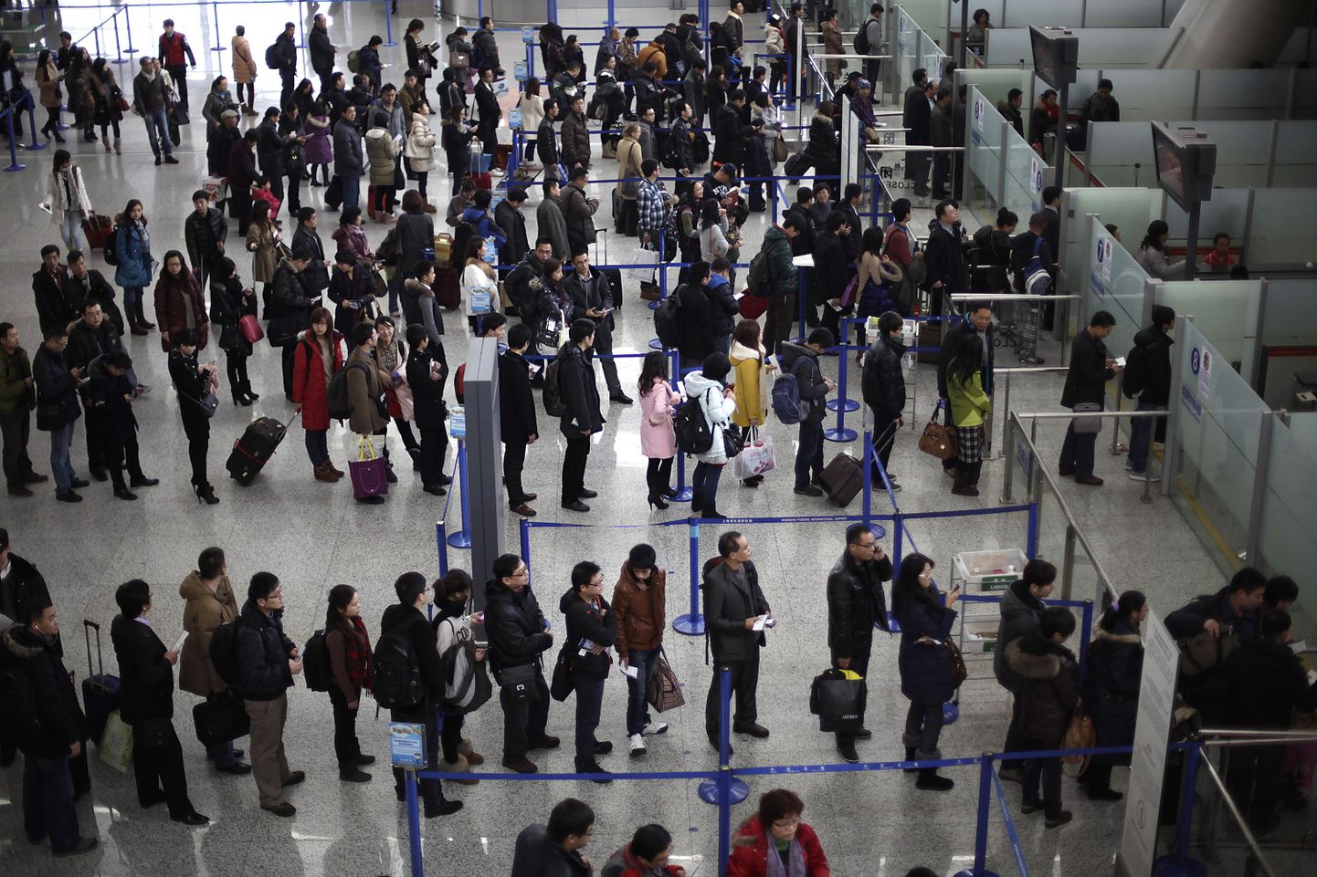 Reisijad järjekorras Pudongi lennujaamas Shanghais, Hiinas.