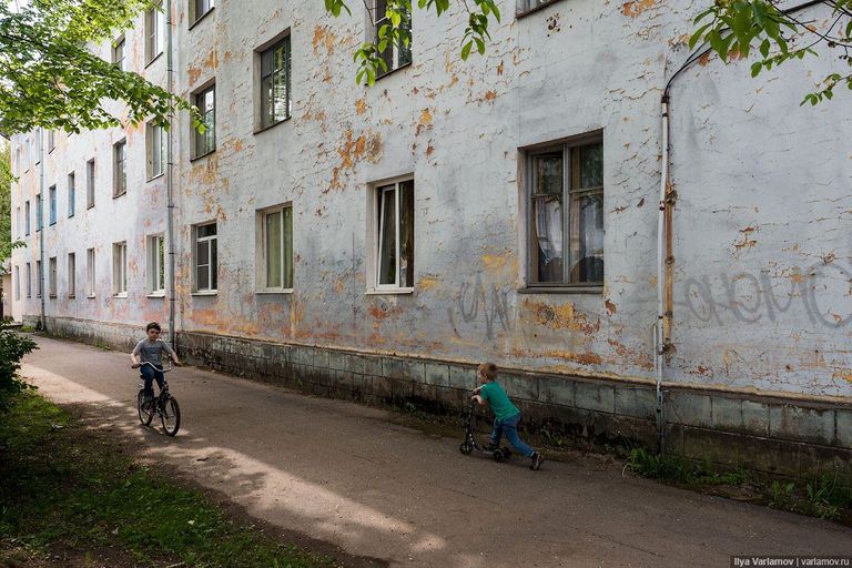 Блогер: "Дома вот в таком состоянии. Дворы – сами видите". Фото: Илья Варламов/varlamov.ru