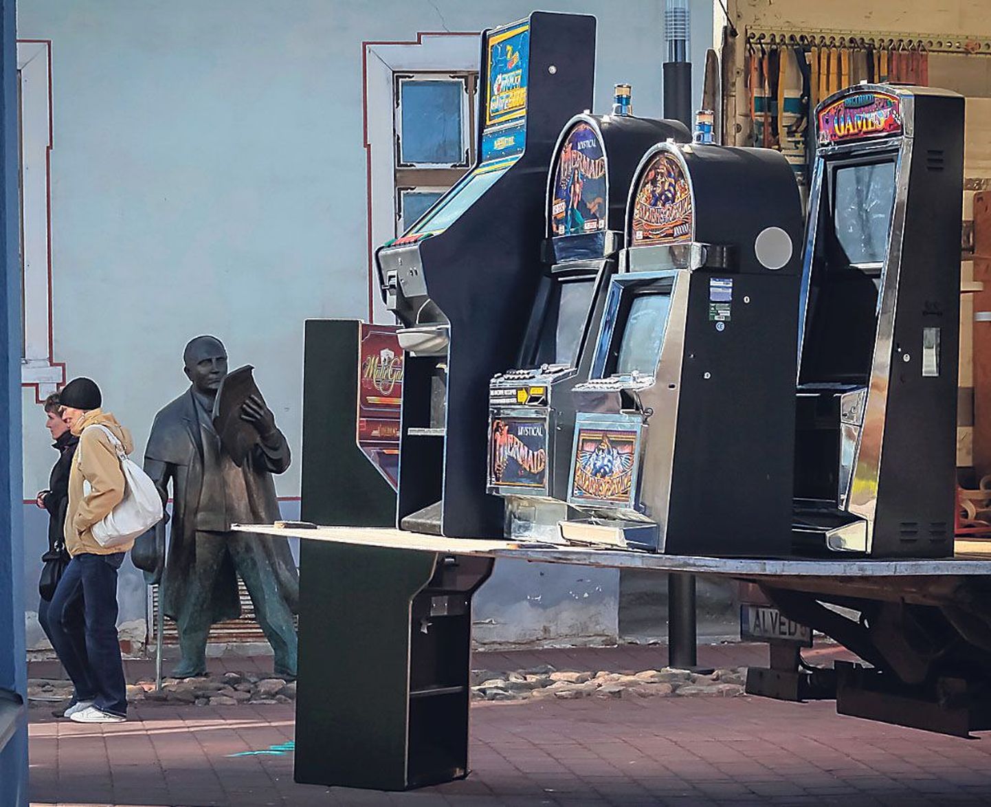 Pärnu Rüütli tänav on kasiinovaba. Läinud nädala lõpul laaditi sinna viimasena tegutsema jäänud Grand Prix’ kasiino mänguautomaadid veokile ja veeti minema.