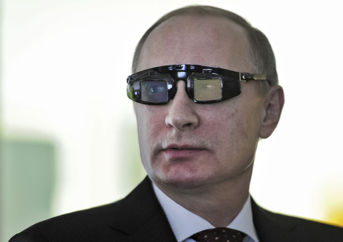 Vene president Vladimir Putin spetsiaalsete prillidega Peterburi ülikooli uurimiskeskuses.