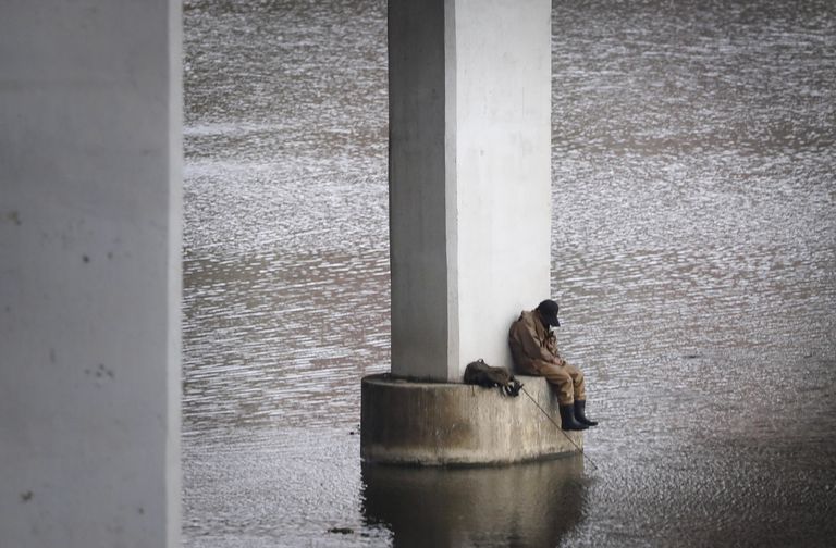 Põhja-Korea mees püüab Taedongi jõest kala. / Scanpix