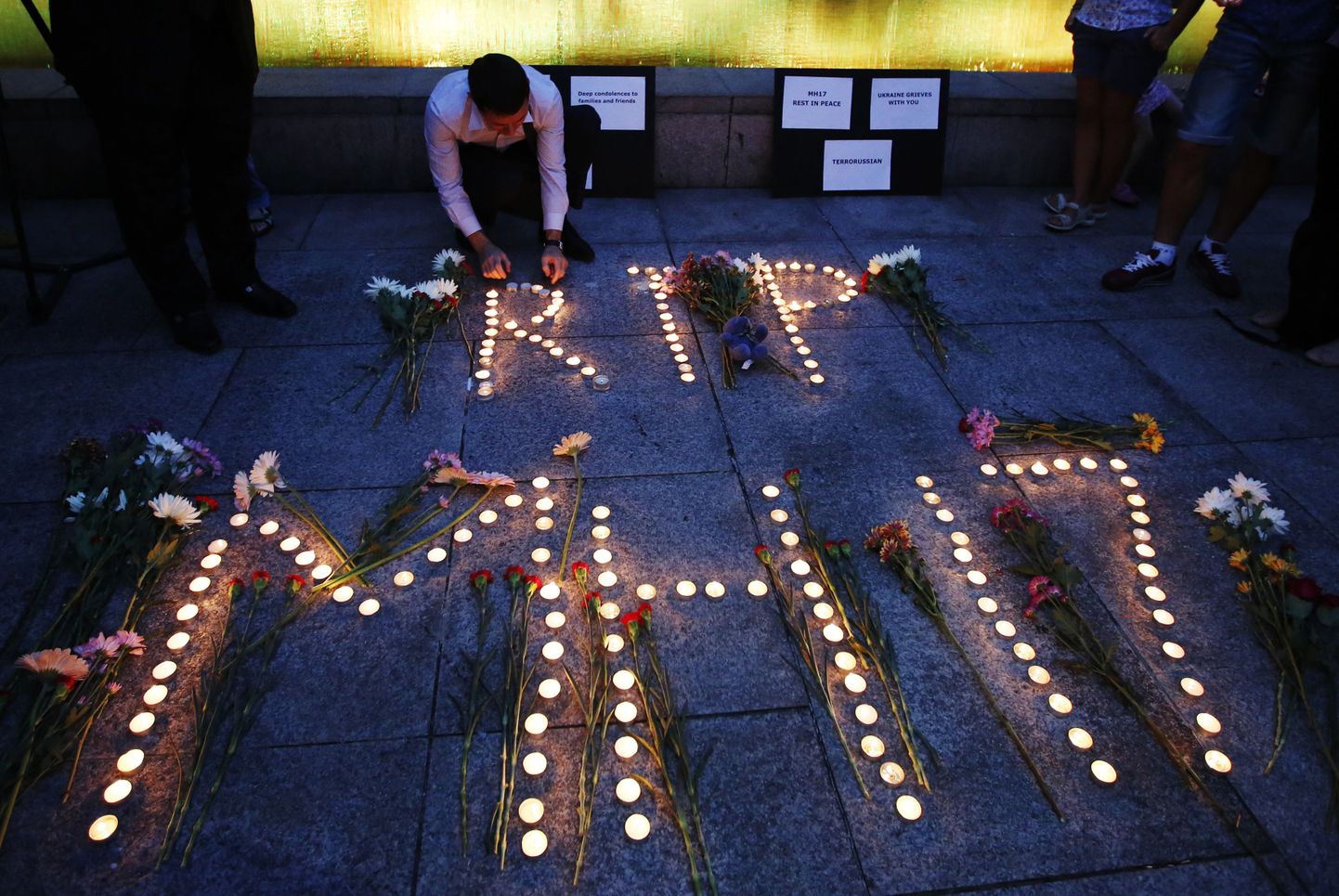 Malaisias elav ukrainlane süütab Kuala Lumpuris mälestusküünlaid.