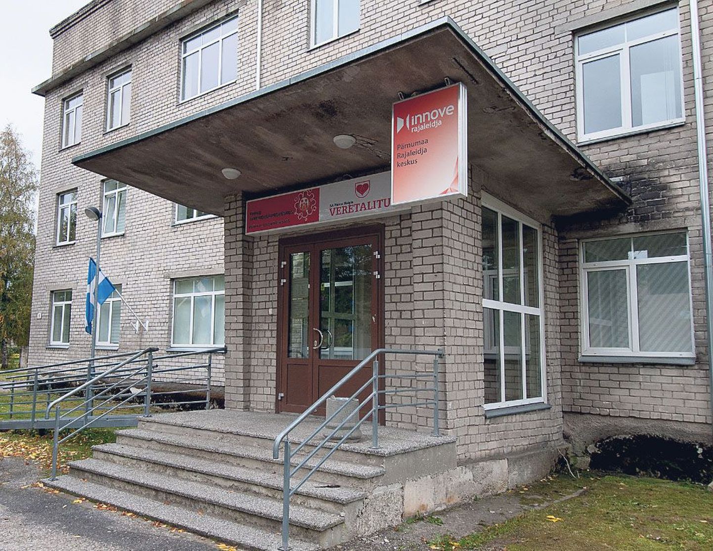 Pärnumaa Rajaleidja keskus tegutseb Pärnus Metsa 1 majas kõrvuti õppenõustamiskeskuse ja veretalitusega.