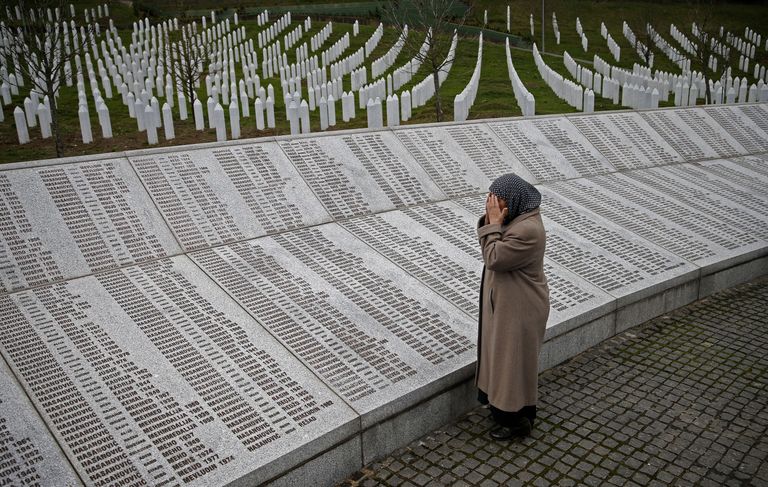 Bosnia ja Hertsegoviina. Srebrenica veresaunas oma perekonna kaotanud Bida Smaljovic palvetab ohvrite mälestustahvli juures. 