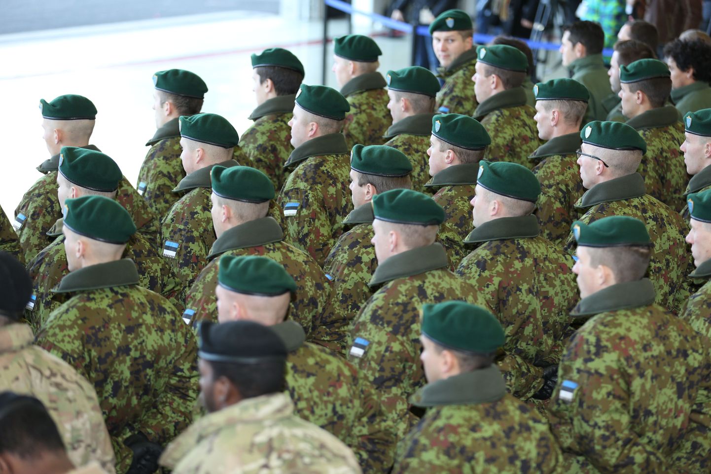 Эстонские солдаты вместе с солдатами НАТО.