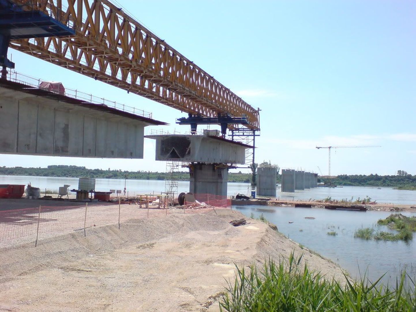 Vidin-Calafati raudtee- ja maanteesilla ehitus Bulgaaria ja Rumeenia vahel Doonau jõel.