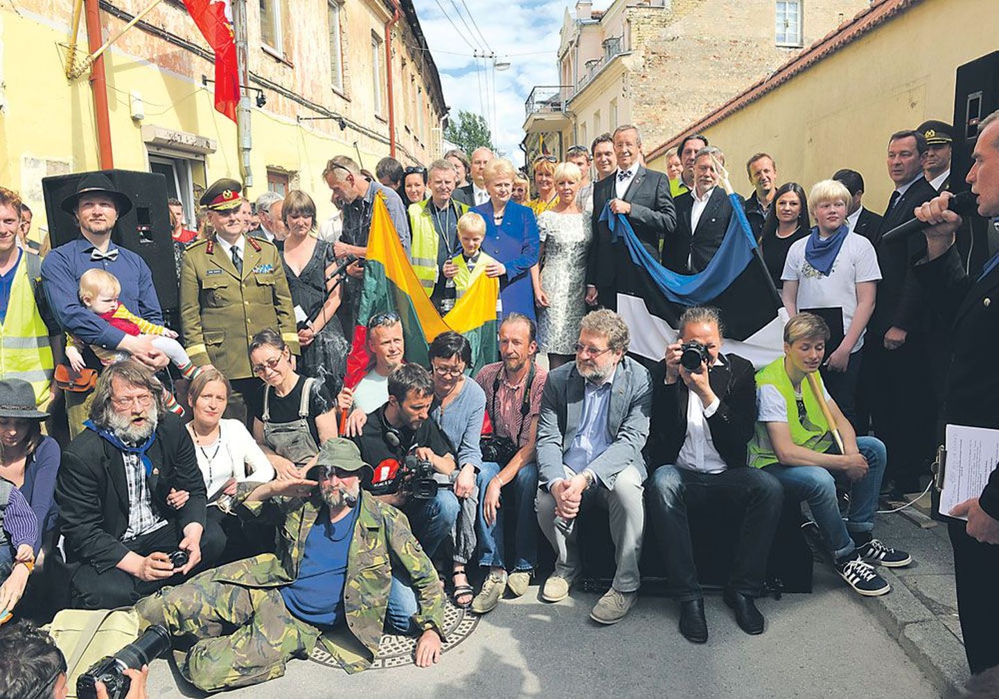 Во время посещения Ужуписа была сделана групповая фотография эстонской делегации.