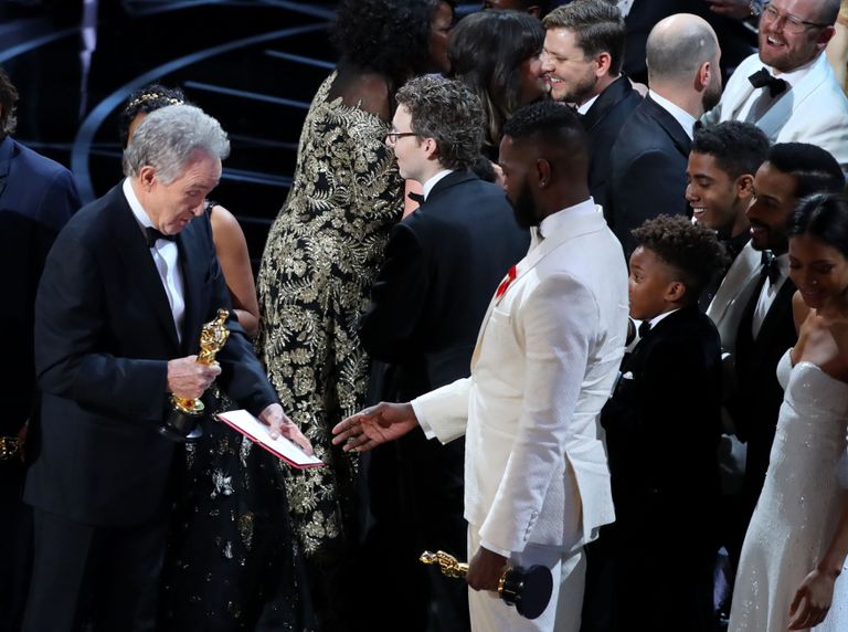 Segadus Oscar-galal,Warren Beatty (vasakul) andmas Oscarit filmi «Moonlight» tegijatele / Lucy Nicholson/Reuters/Scanpix