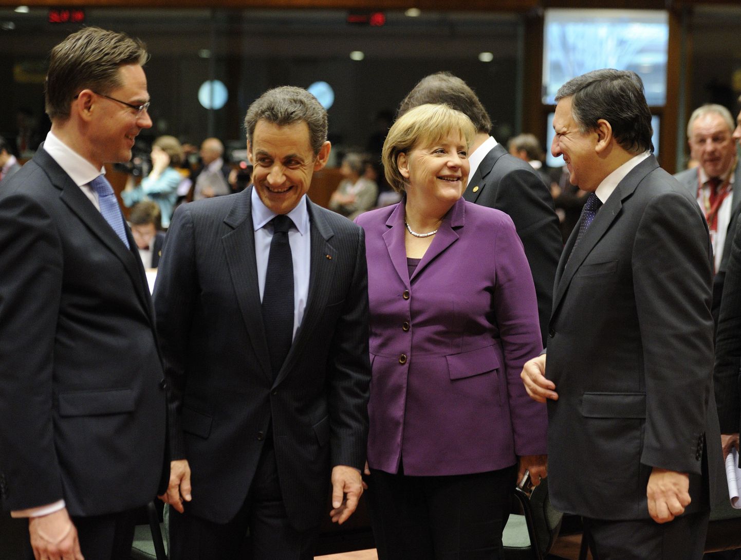 Soome peaminister Jyrki Katainen (vasakult) Prantsusmaa president Nicolas Sarkozy, Saksamaa liidukantsler Angela Merkel ja Euroopa Komisjoni president Jose Manuel Barroso reedel tippkohtumisel Brüsselis.