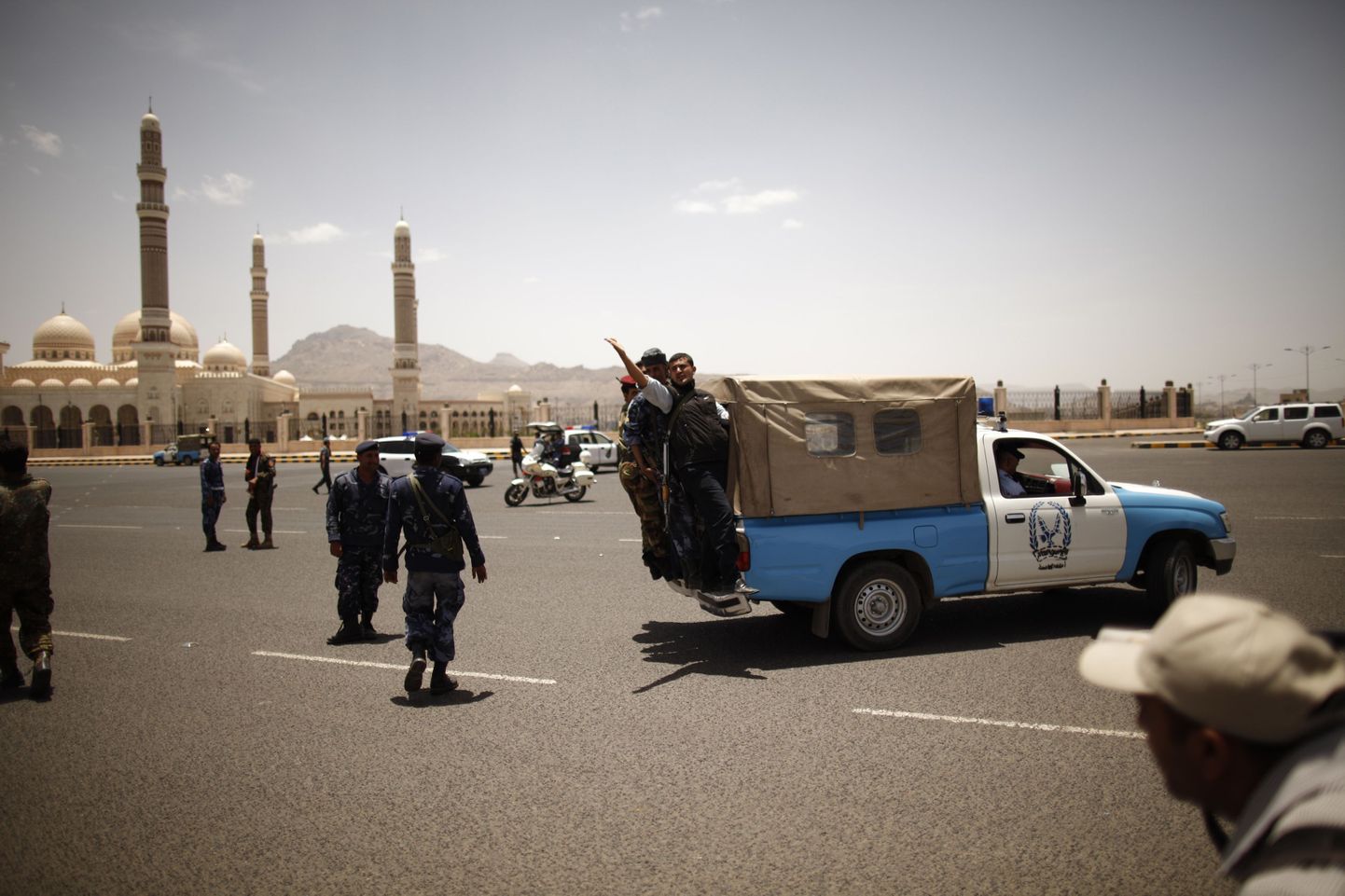 Jeemeni politseinikud pealinna Sanaa keskväljakul, kus leidis aset verine enesetapurünnak.