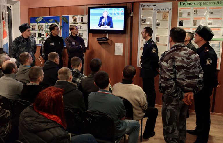 Töökoloonia nr 49 Primorjes - kinnipeetavad ja töölised vaatavad üheskoos Putini sõnavõtte.