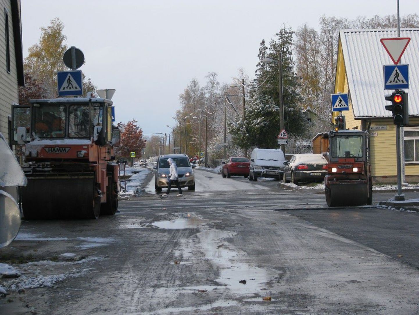 Täna maha sadanud lumi Pärnus Lille tänaval asfaltimistööd ei sega.