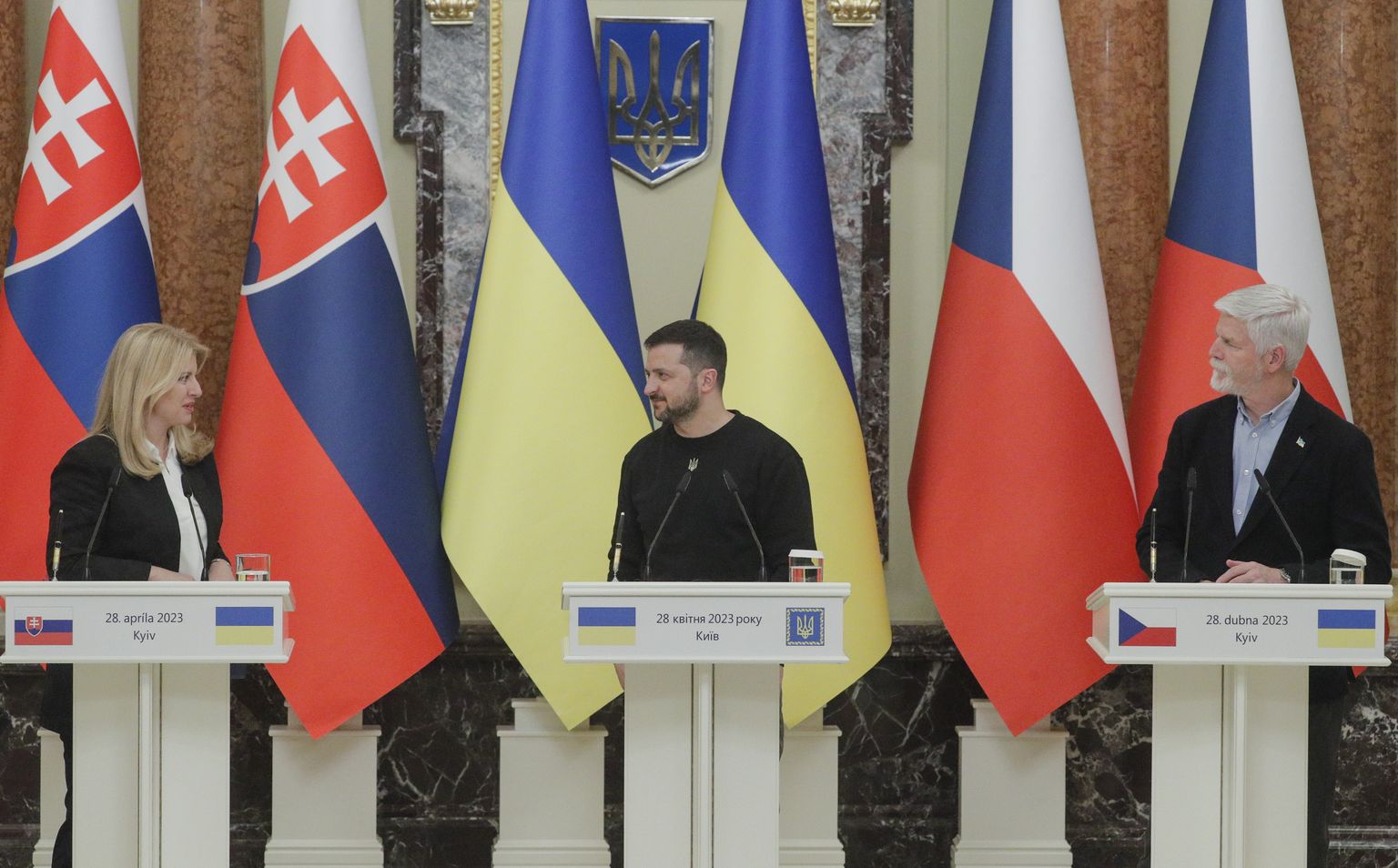 Slovakkia president Zuzana Čaputová, Ukraina riigipea Volodõmõr Zelenskõi ja Tšehhi liider Petr Pavel ühisel pressikonverentsil Kiievis.