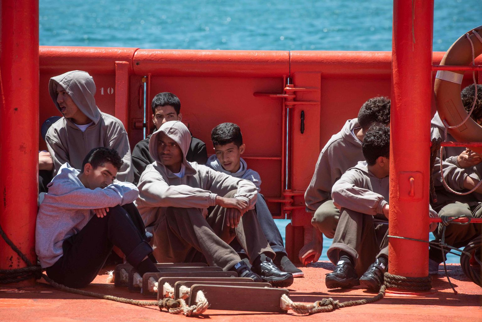 Noored migrandid Hispaania päästelaeval.