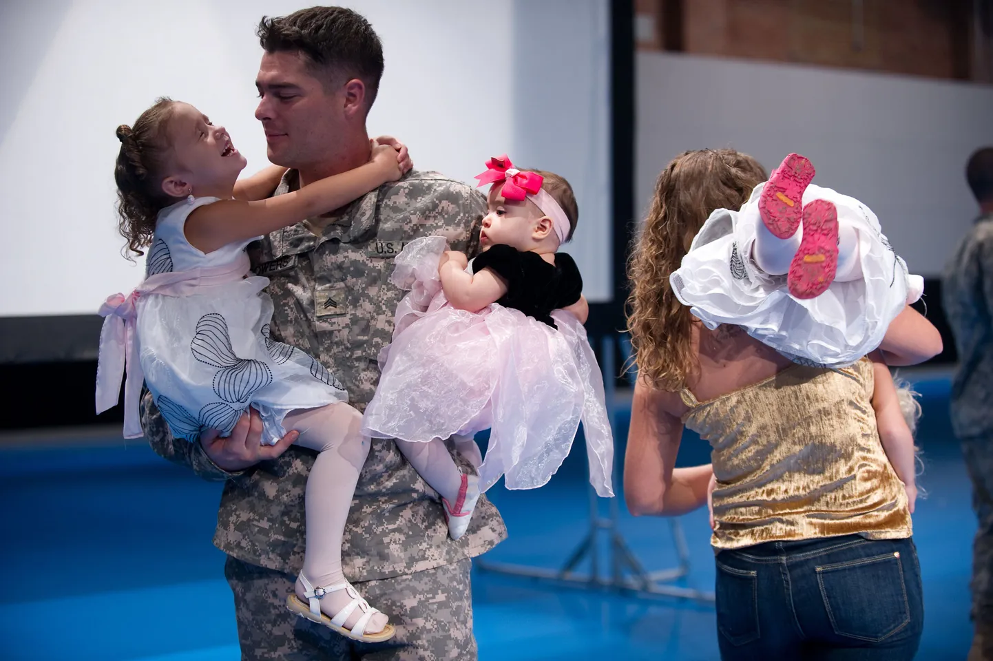 Laupäeval Iraagist naasnud USA sõdur taas kodumaal abikaasa ja kolme tütrega.