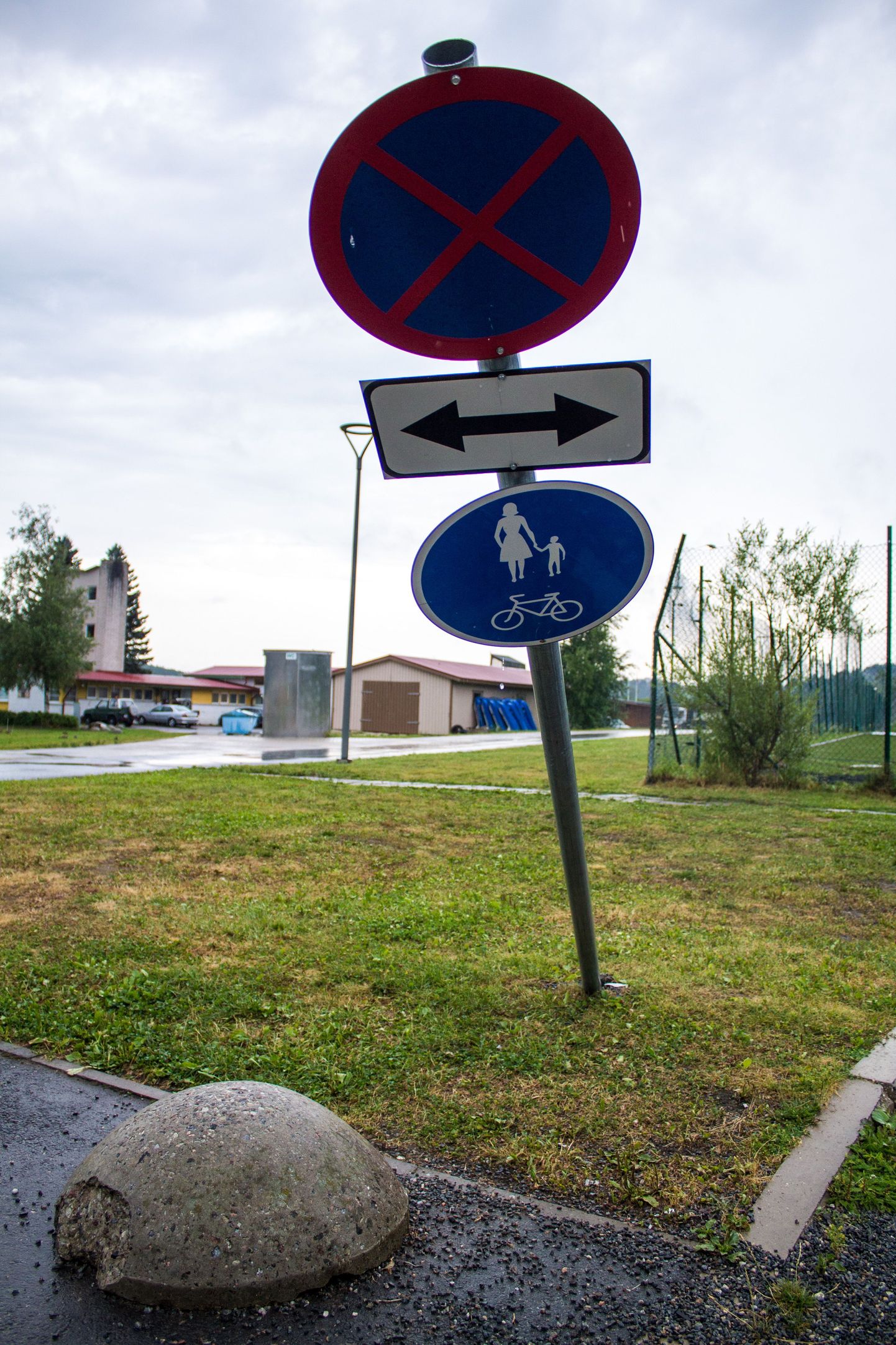 Viltune liiklusmärk Viljandi järve ääres.