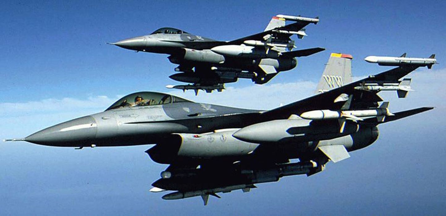 Hävitajat F-16.