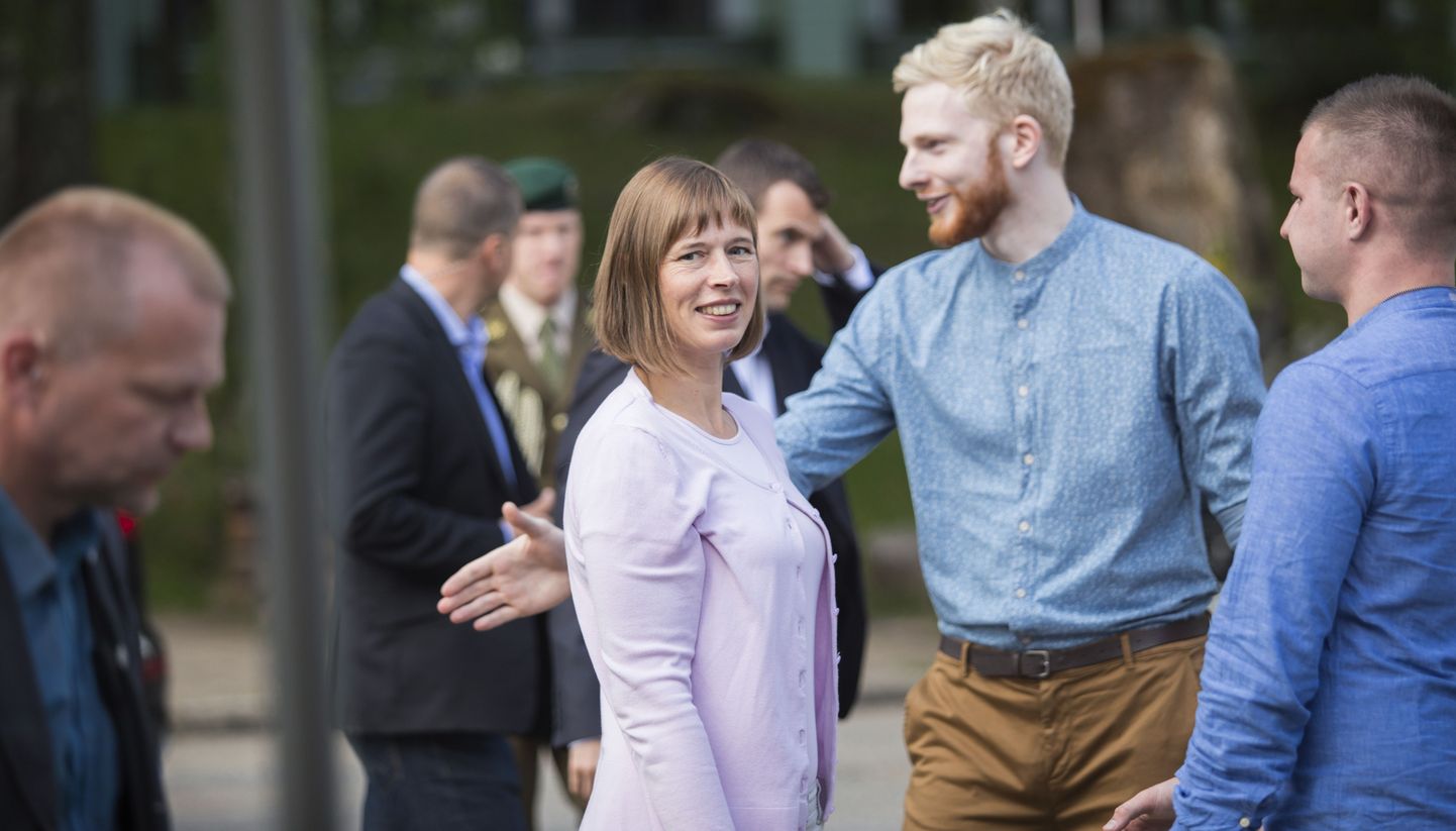 Kersti Kaljulaid ja Eesti Noorteühenduste Liidu juhatuse esimees Ivo ­Visak (keskel)  tervitasid Nelijärvele kogunenud noori.