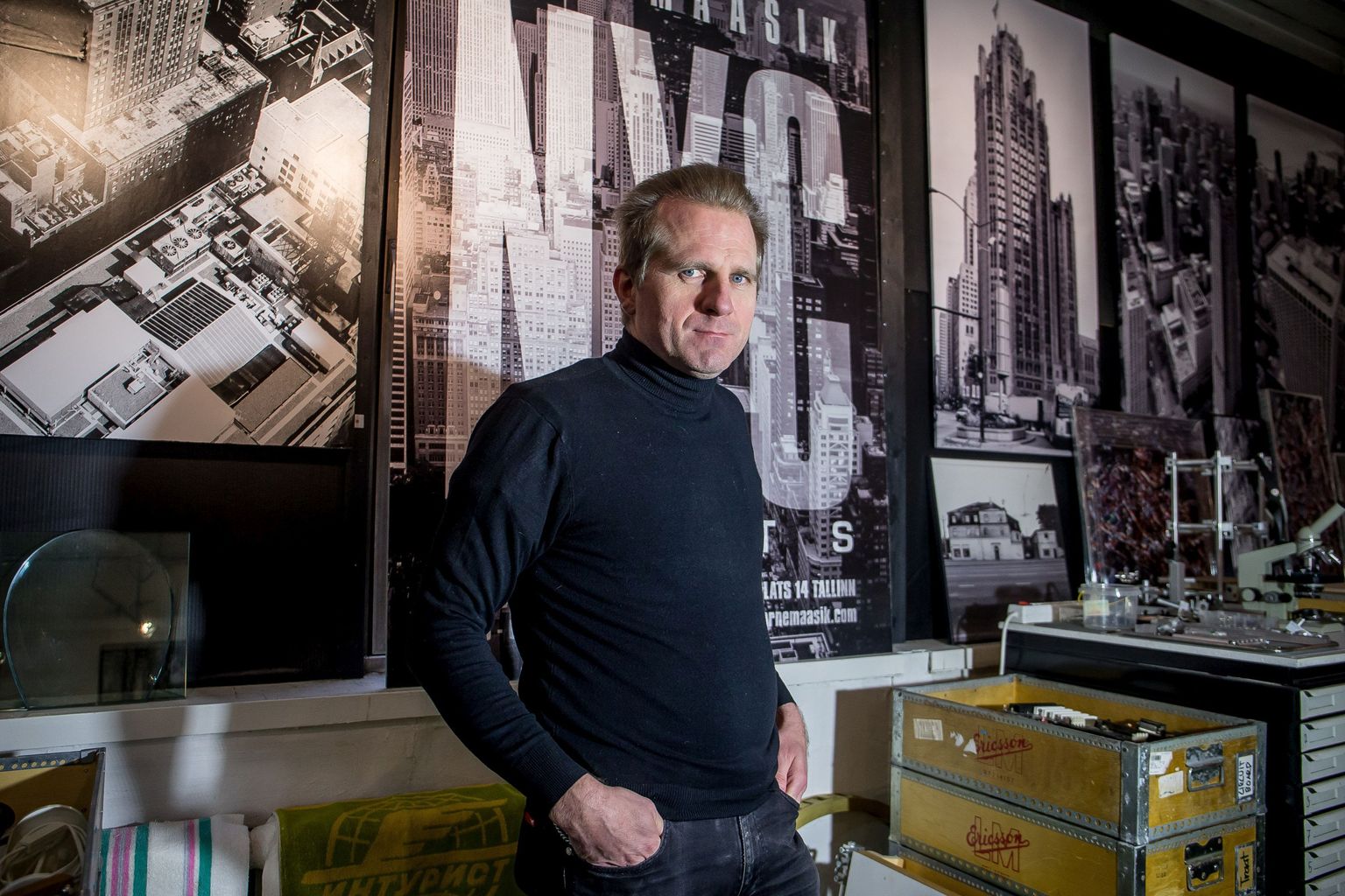 Arne Maasik stuudios. Selja taga tema esimese NYC-i näituse plakat
