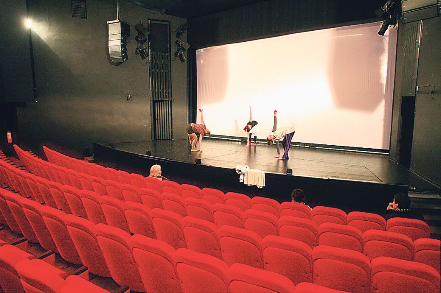 Firma Stumpfl 9,5 x 7 meetrit suur ekraan katab Endla lava ava täielikult, nii et seda saab kasutada vaid teatrikino seanssidel.