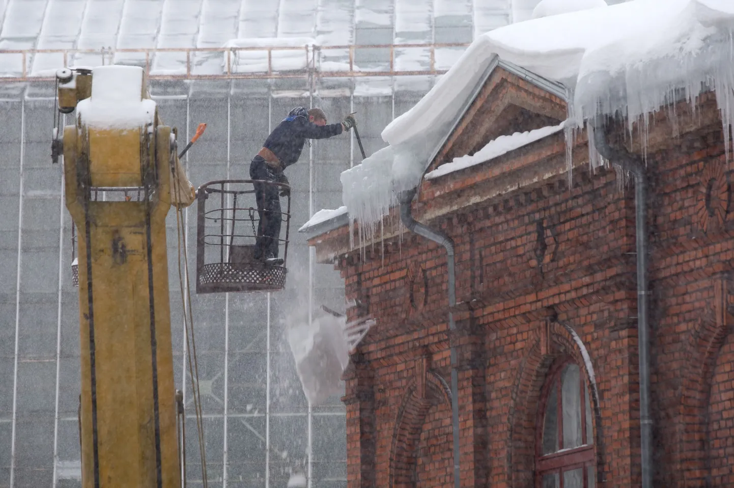 Tööandja peab töötajaid ilmastikumõjude eest kaitsma. Pildil katuse puhastamine.