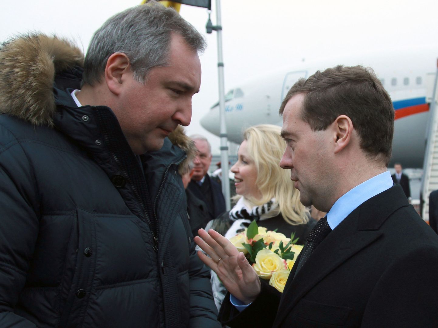 Dmitri Rogozin (vasakul) jutleb Vene presidendi Dmitri Medvedeviga. Taga paistab esimene leedi Svetlana Medvedeva.