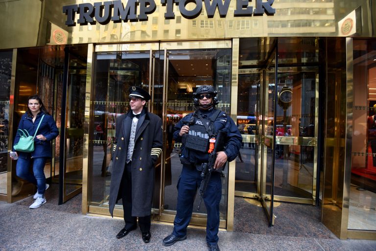 New Yorgi politsei eriüksuse esindaja ja uksehoidja Trump Toweri juures