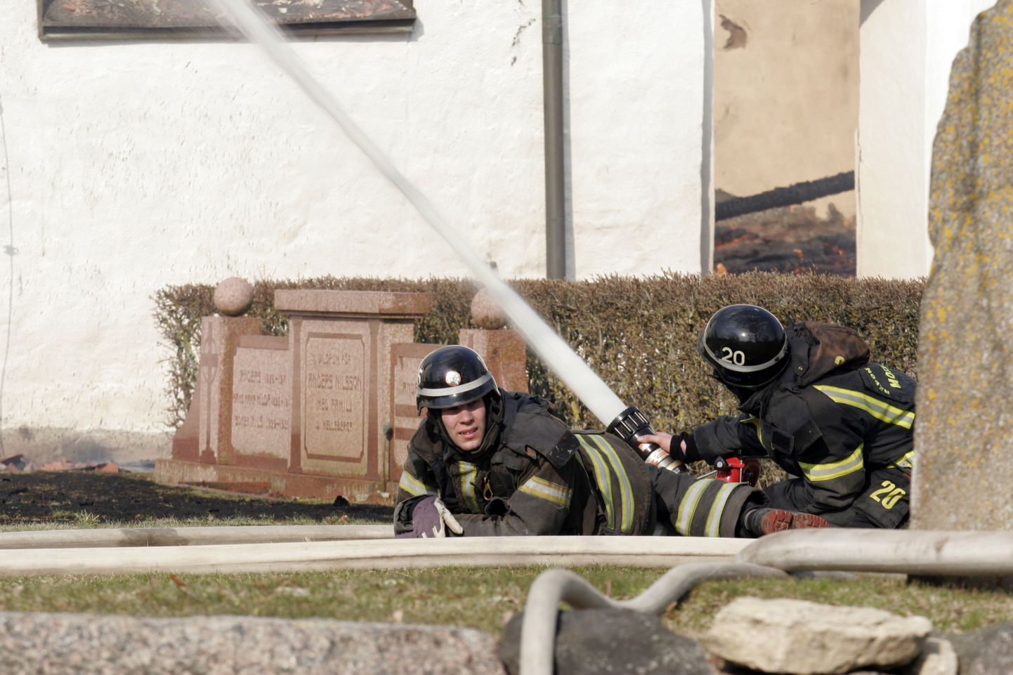 Rootsi tuletõrjujad õnnetuspaigal.