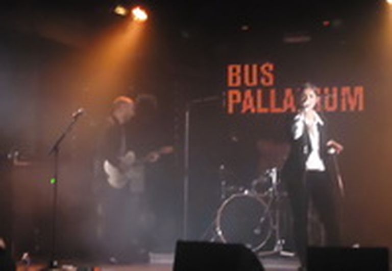 "Bus Palladium" skatuve aizņem lielu daļu pagrabstāva - galvenais uzsvars uz māksliniekiem 
