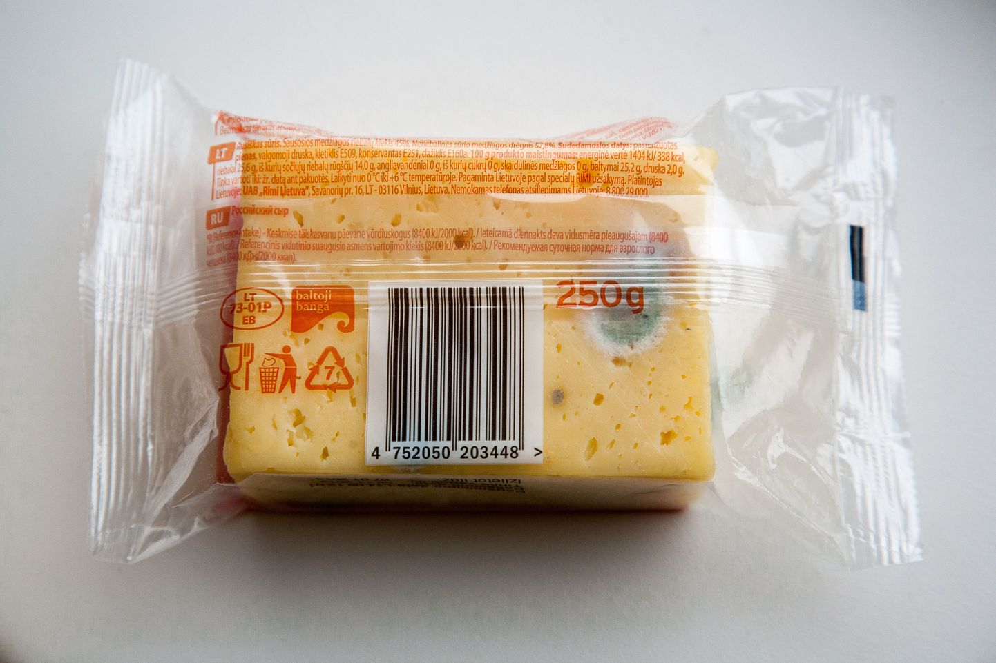 Külmikus pakendis seisnud juust hakkas hallitama.