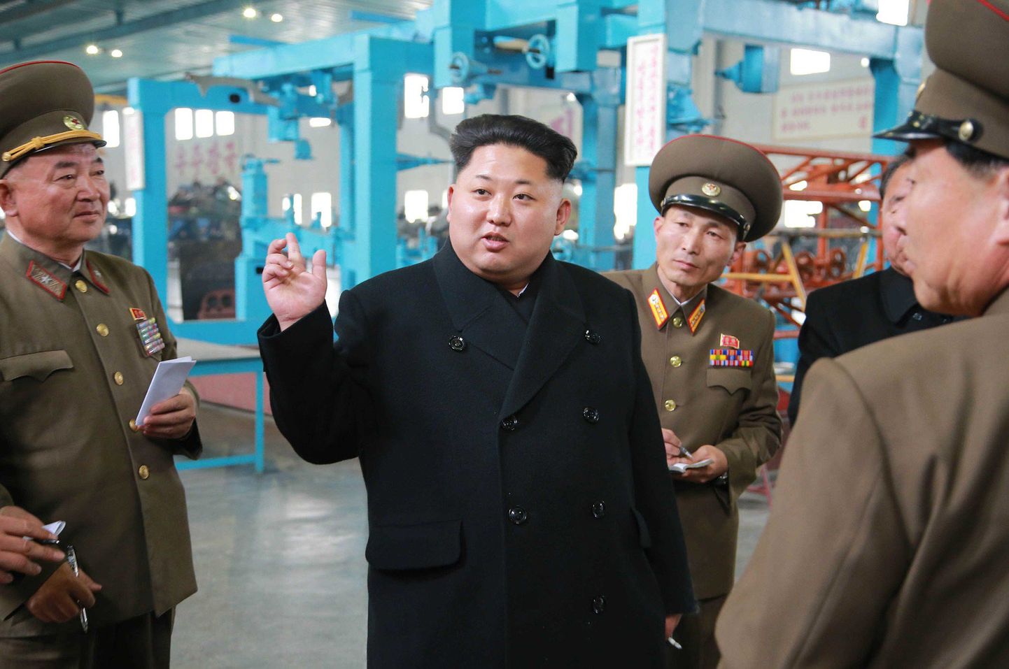 Põhja-Korea diktaator Kim Jong-un (keskel) masinaehitustehases.