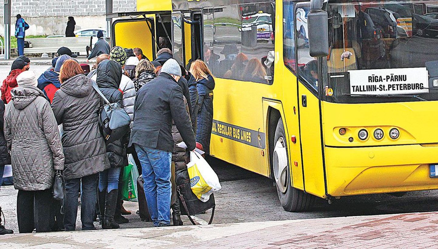 Kuigi üldjuhul sõidab Tallinna-Riia buss läbi  Pärnu, viivad mõned liinid hoopis läbi Valga ja Tartu, mis pikendab ka sõiduaega.