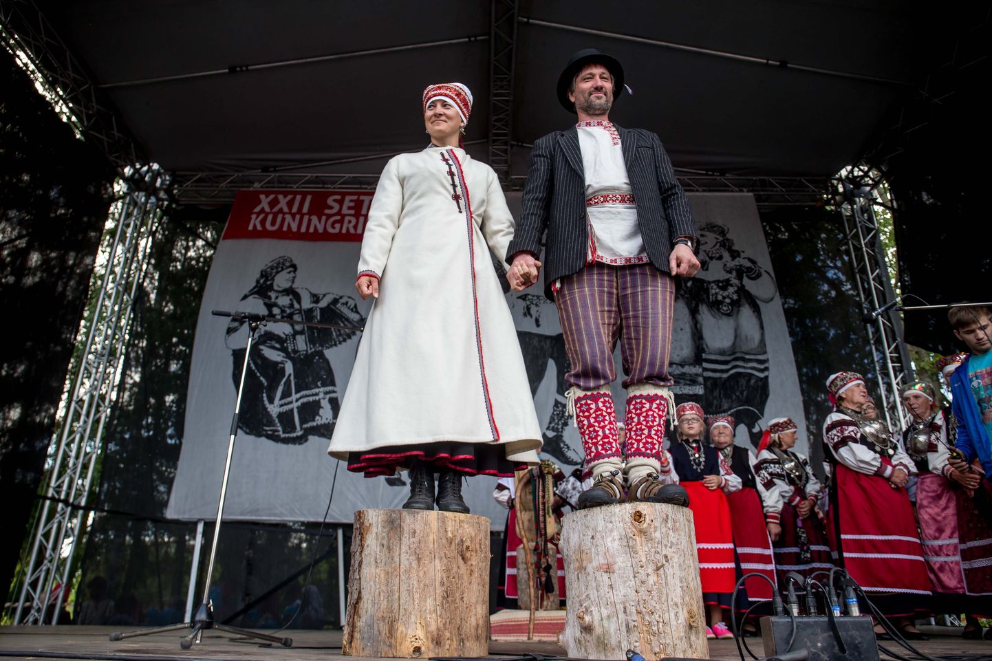 2015. aasta Seto kuningriigi päev, kus määrati kuningriigi uueks valitsejaks, ülemsootskaks Jane Vabarna (vasakul). Teine kandidaat oli Aivar Piirisild. Praegu on ülemsootska  Aarne Leima.