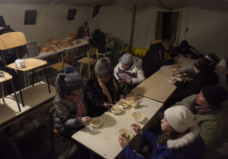 Avdijivka elanikud eile ajutises telklinnakus söömas. FOTOD: MAKSIM LEVIN/REUTERS/Scanpix